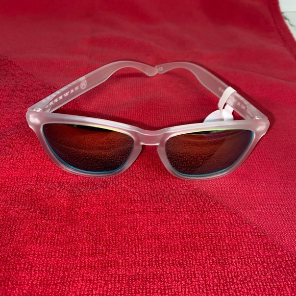 Hawkers Glacier White Plastic Frame Ultra Violet 400 Green Polarized Lens in Box - Picture 1 of 9